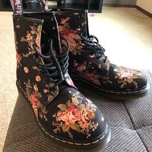 Dr. Martens Floral Canvas 1460 boots women’s US8